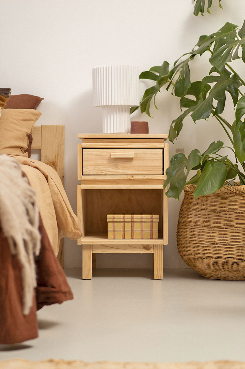 Imagen de ambiente 1 para:Mesita de madera con caj&oacute;n y hueco